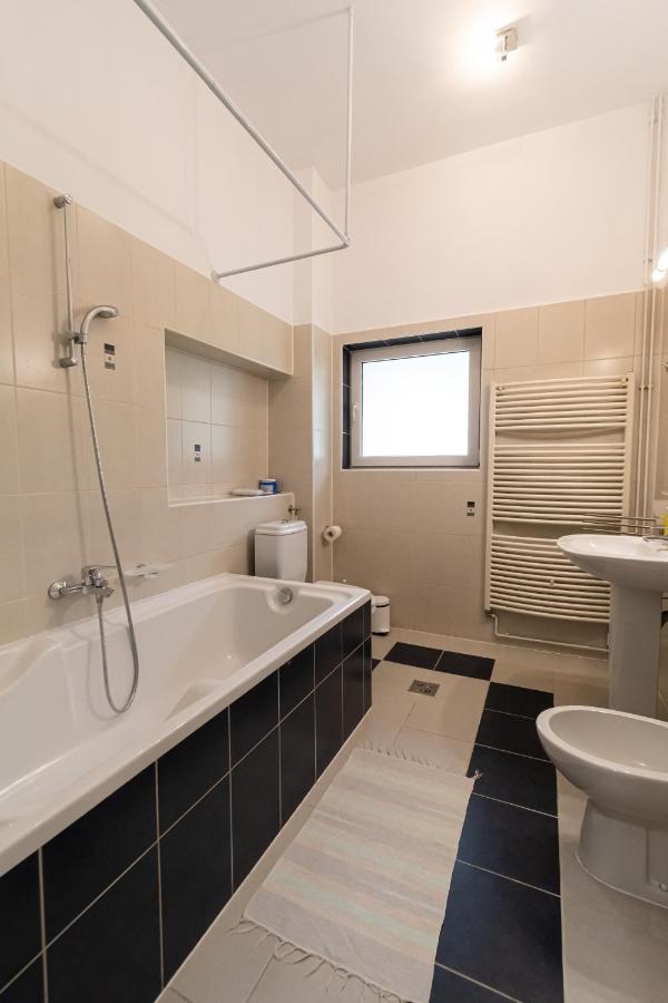 Residence 48 Beautiful Building Within Moments From The Old Town Of Brasov Braşov Exterior foto