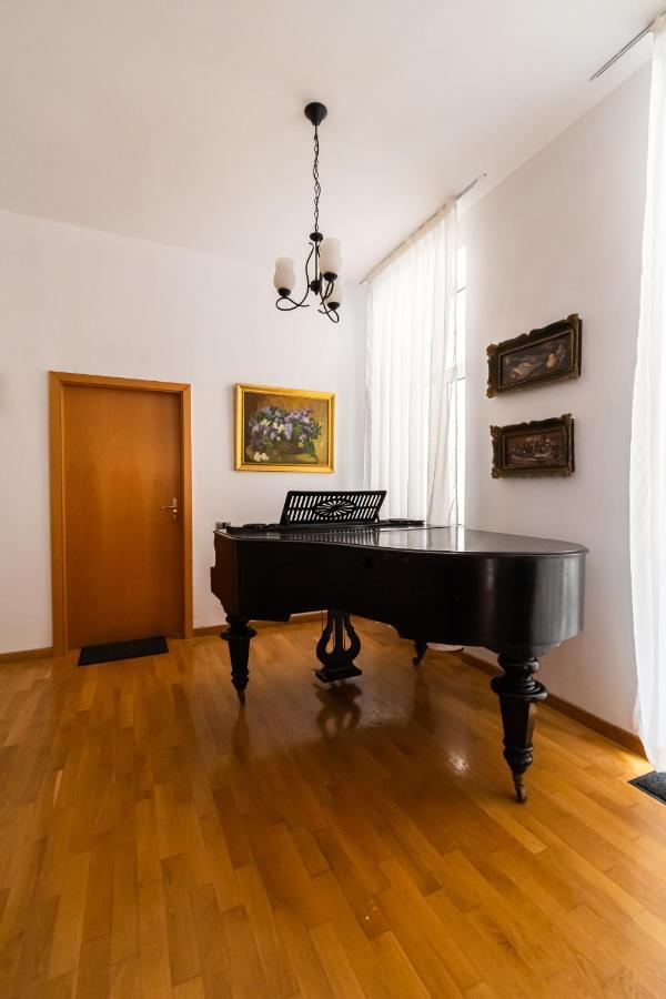 Residence 48 Beautiful Building Within Moments From The Old Town Of Brasov Braşov Exterior foto