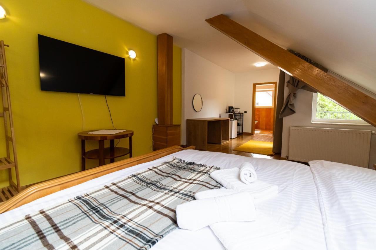 Residence 48 Beautiful Building Within Moments From The Old Town Of Brasov Braşov Exterior foto